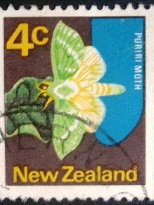 Selo postal definitivo da Nova Zelandia 1973 - Puriri Moth
