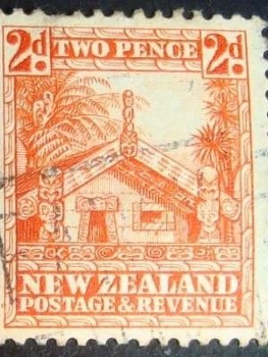 Selo postal definitivo da Nova Zelandia de 1936 - Carved Maori House